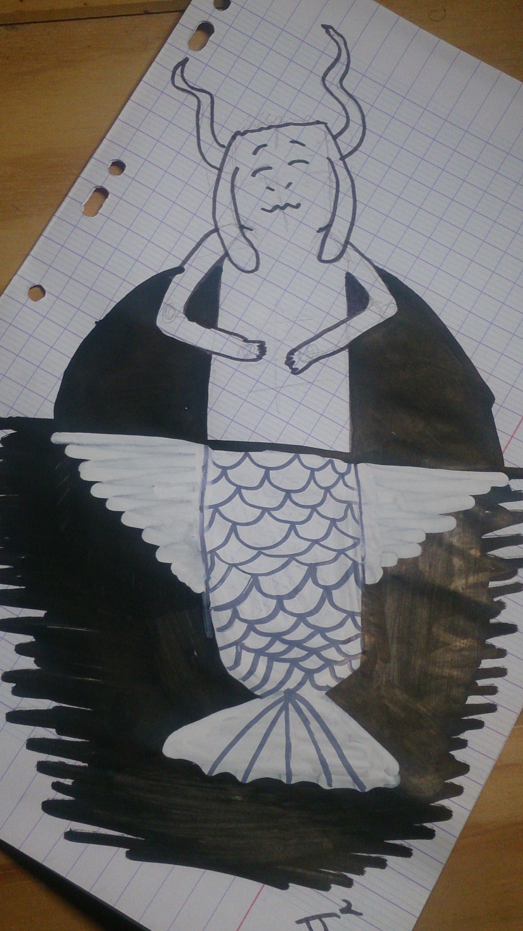 Illustration d'un capricorne devant un couché de soleil, sa queue de poisson dans l'eau et le reste de son corps devant le soleil. Dessin en noir et blanc.