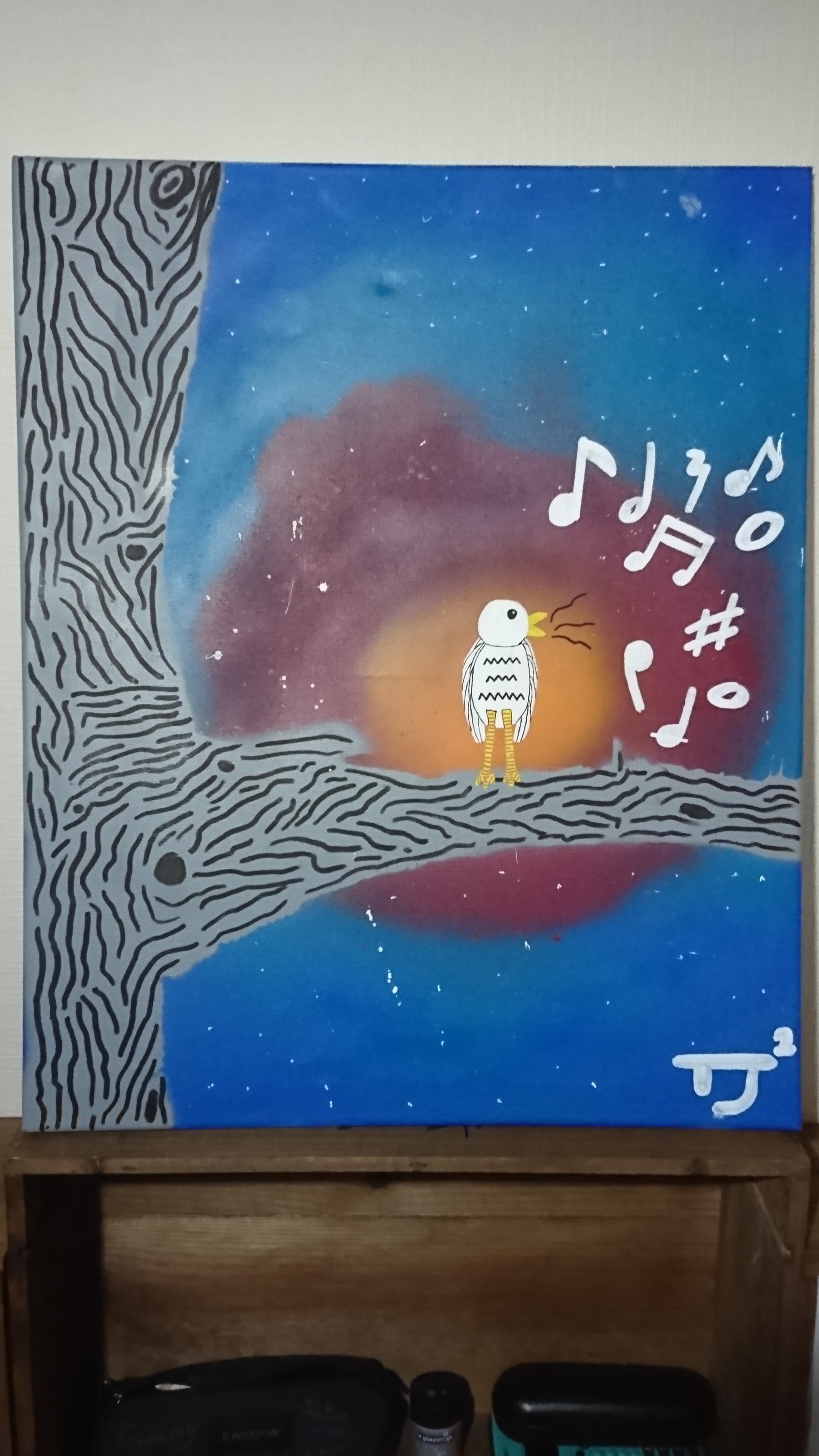 Illustration d'un petit oiseau sur la branche d'un arbre qui chante des notes de musique. Il a une aura rouge-orangé.