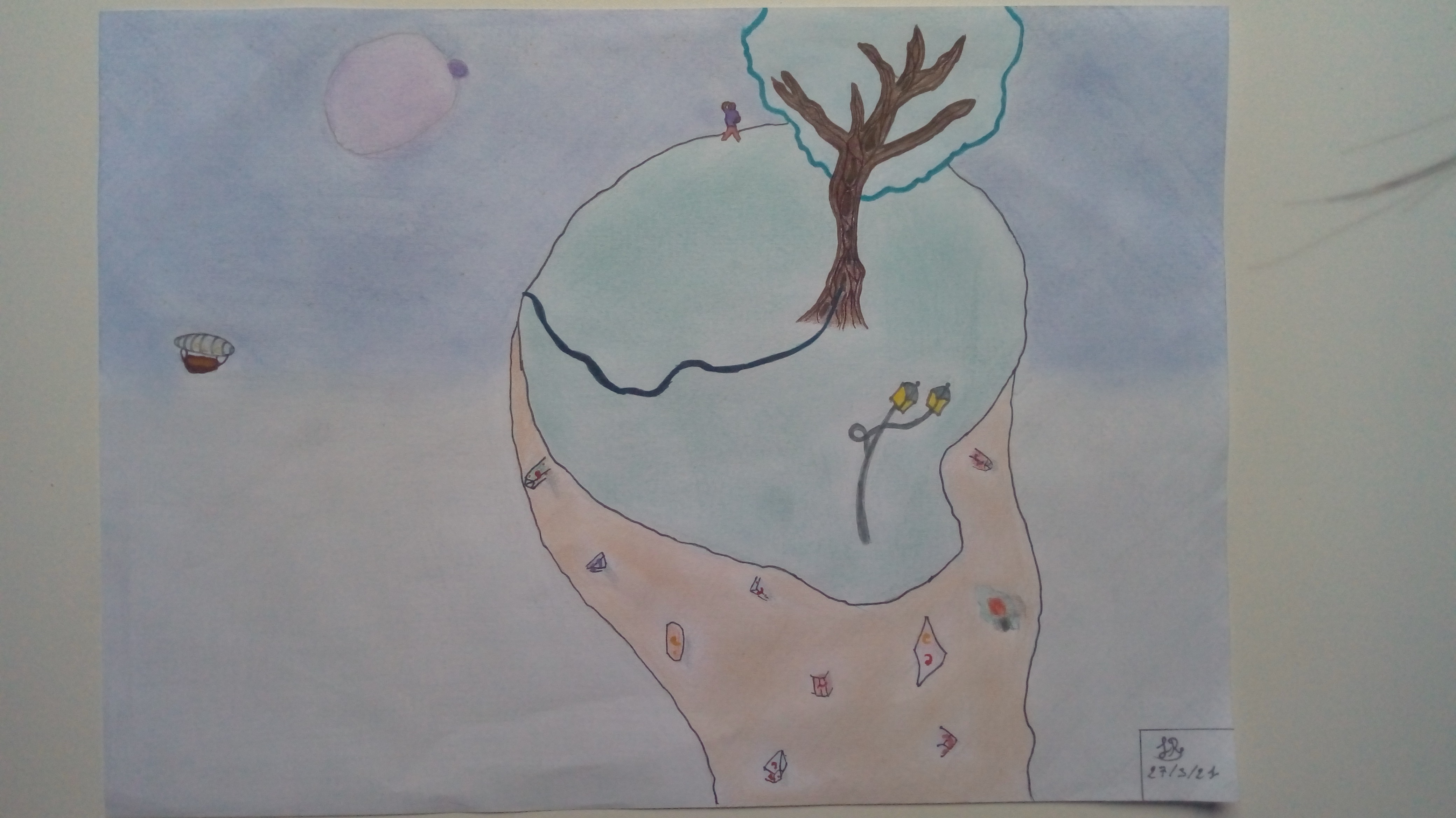Illustration d'une tour de terre entourée de brume. Dans les flancs il y a des formes colorées et au dessus il y a de l'herbe, un lampadaire, une personne et un arbre. Du tronc d'arbre s'écoule un filet d'eau. Au loin, il y a un dirigeable et une grosse planète violette qui en cache une autre plus petite.